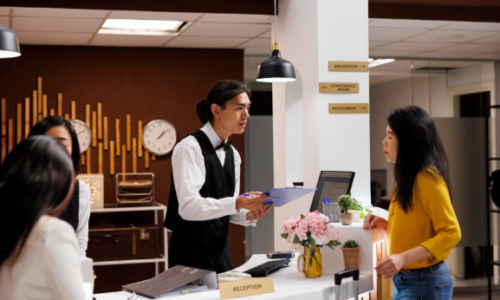 Front Office Perhotelan di Era Digital: Integrasi Sistem Digital untuk Pengalaman Tamu yang Lebih Mudah dan Efisien